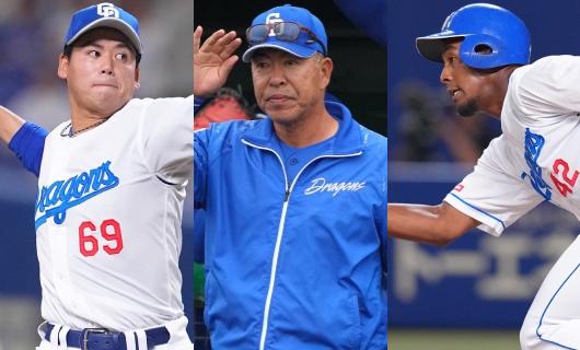 (左から)中日・松木平優太、井上一樹監督、ブライト健太