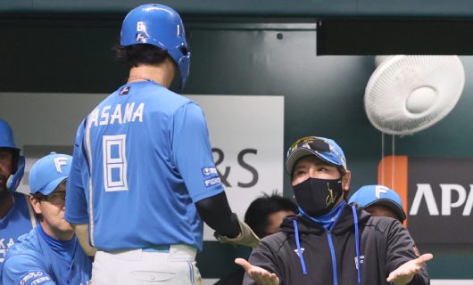 (左から)日本ハム・淺間大基、新庄剛志監督