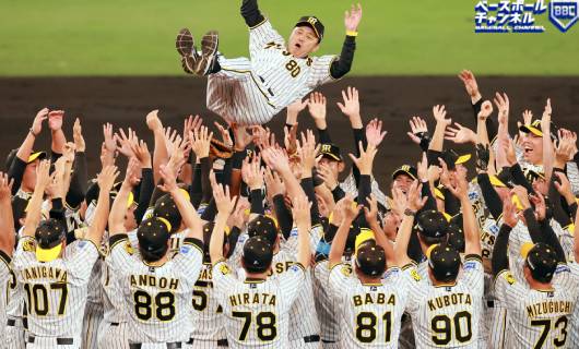 胴上げされる岡田彰布監督（上）と阪神ナイン