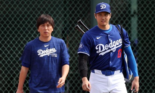 ロサンゼルス・ドジャースの水原一平通訳（左）と大谷翔平
