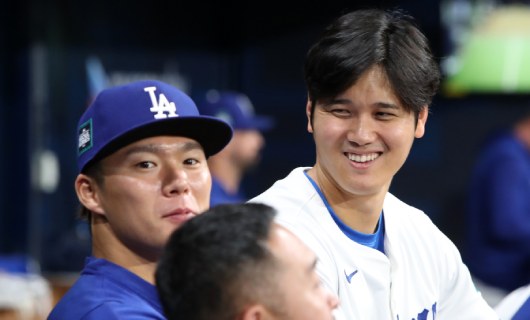 サンディエゴ・パドレス戦をベンチから観戦するロサンゼルス・ドジャースの大谷翔平選手と山本由伸投手