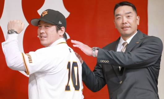 巨人・甲斐拓也(左)と阿部慎之助監督