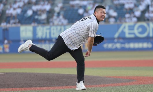 小林雅英さん始球式